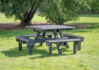 Table de pique-nique Pembridge&trade; - Fabriquée à partir de matériaux 100% recyclés, sa structure est à la fois robuste, résistante et durable
