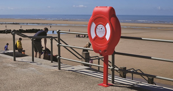 Coffre &agrave; bou&eacute;e Guardian sur poteau devant une balustrade sur une promenade