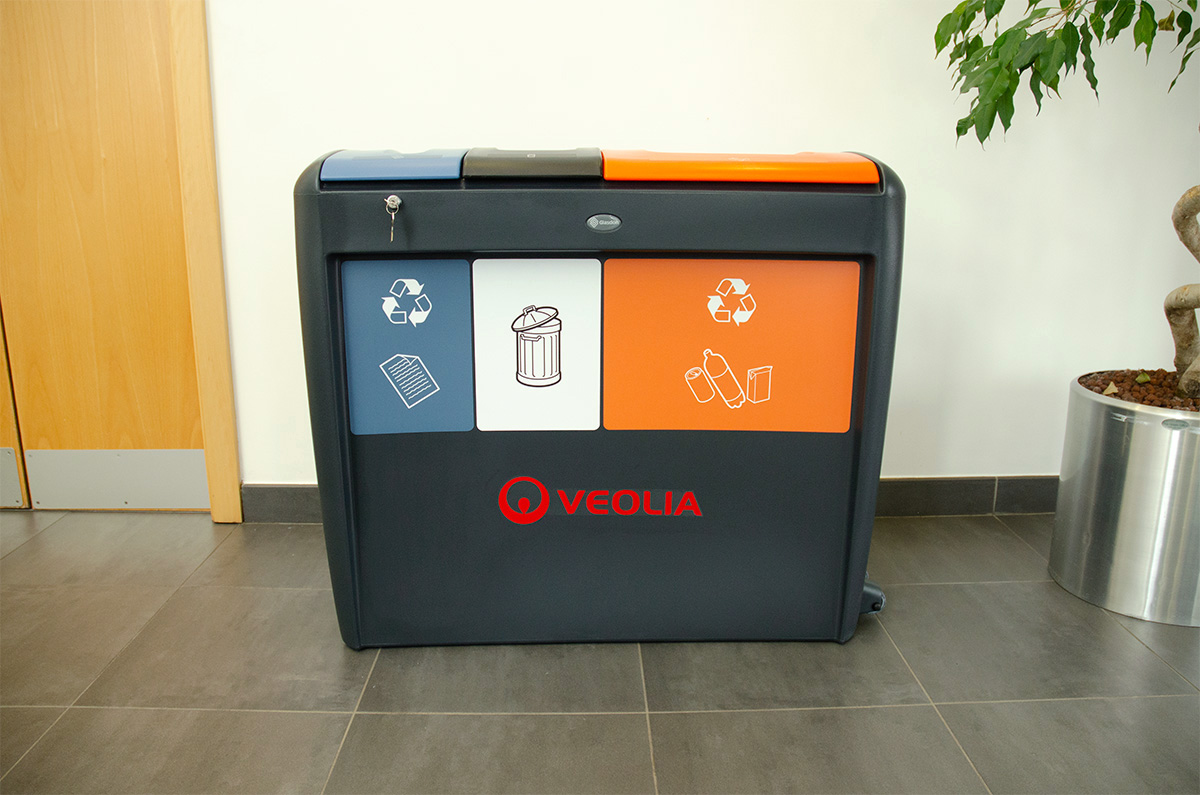 Poubelle de tri s&eacute;lectif Nexus&reg; &Eacute;volution Trio muni de pictogrammes panneau avant