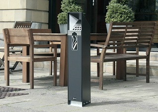 Ashguard&trade; Ascher Behälter in schwarz auf der straße gelegen