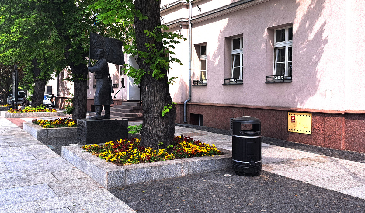 Glasdon Royale litter bin near a famous statue and plaza in the Polish heritage town of Wolsztyn