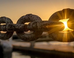 Cadena metálica a la luz del atardecer