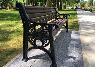 Banco clásico con elegantes terminaciones de aluminio fundido reciclado y listones duraderos
