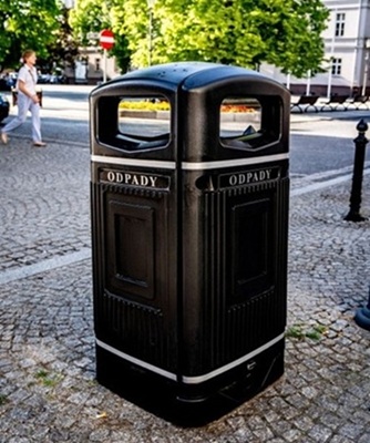 Glasdon Nexus 110 litter bin on a famous old market plaza in the Polish Heritage town of Wolsztyn
