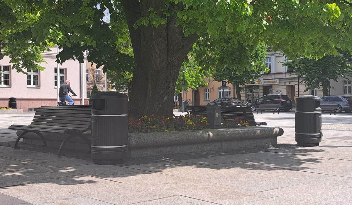 Glasdon Royale litter bins bins near some benches on a famous ancient market plaza in the Polish heritage town of Wolsztyn