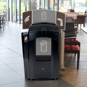 Una versi&oacute;n negra de una estaci&oacute;n de reciclaje de l&iacute;quidos y vasos Nexus 100 en un bistr&oacute; o cafeter&iacute;a p&uacute;blicos.
