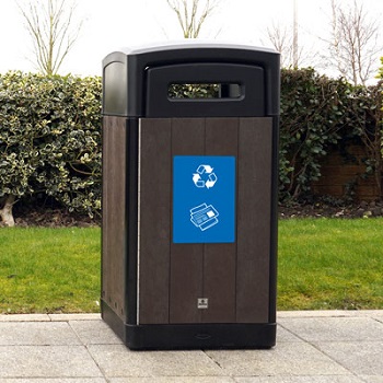 Papelera de reciclaje Origin Curve en un entorno urbano