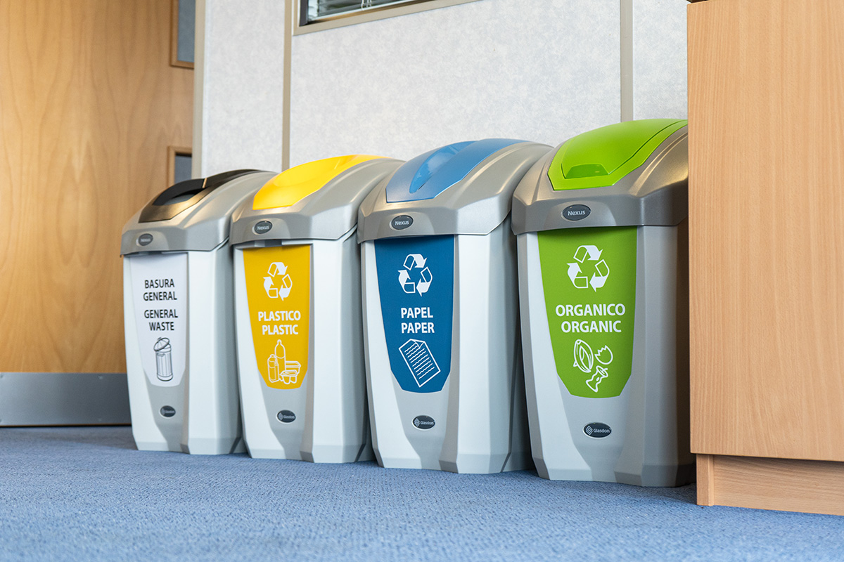 Papeleras de reciclaje para interior Nexus&reg; 30 litros con gr&aacute;ficos frontales y traseros personalizados