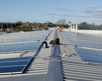 Instalación de paneles solares en el tejado del almacén de Glasdon