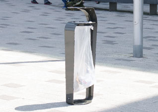 Porte sac poubelle Vigi-Courbe&trade; - une poubelle extérieure en métal au design contemporain et moderne