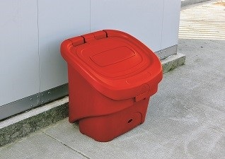 Bac à sel Nestor™ 90 en rouge pour déneigement à l'extérieur d’une entreprise de service d'utilité publique