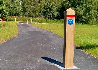 Balise de signalisation Glenwood™ 150 avec aspect bois pour le balisage précis des pistes cyclables