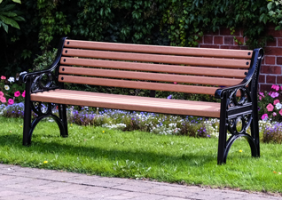 Banc extérieur Lowther™ avec lattes Timberpol™ aspect bois