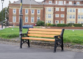 Banc urbaine Lowther™ avec lattes Timberpol aspect bois dans un collectivité locale