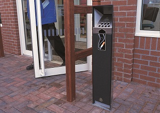 Cendrier d’extérieur Ashguard™ SG sur pied à l’extérieur de restauration rapide