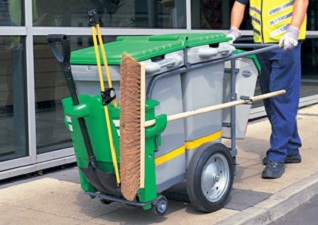 Chariot de voirie double ver avec pince a déchets à l'extérieur d’une entreprise l’energie