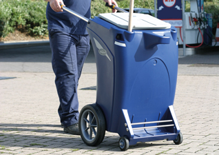 Chariot de voirie Skipper™ avec pince de déchet à l'extérieur d'une station-service