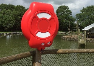 Coffre a bouée Guardian™ rouge extérieure avec une bouée de sauvetage à l'extérieur d’une entreprise de service d'utilité publique