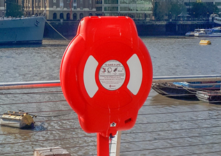 Coffre à bouée Guardian&trade; - idéal pour les lacs et rivières, les bords de mer, les plages, les pontons, les docks et les ports, mais également pour les piscines couvertes et découvertes