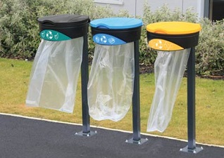 Support pour sac poubelles Orbis™ d’extérieur pour verre, journaux et magazines, et emballages