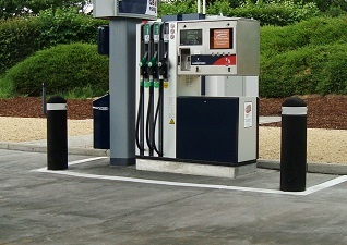 Potelet stationnement Butoir ™ noirs en dehors d’une station-service