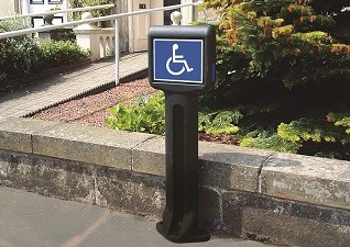 Potelet stationnement Infomaster™ en noir avec panneau signalétique dans un hôtel parking