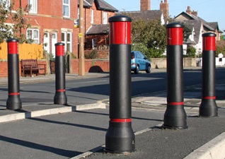 Potelets flexible Neopolitan™ 150 en noir avec bandes réfléchissantes rouge