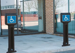 Borne Infomaster™ avec signalétique potelets stationnement à l’extérieur université