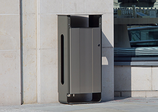 Poubelle extérieure Electra™ métal pour l’extérieur d’un immeuble financier