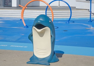 Poubelle ludique le Dauphin™ d’extérieur dans un espace récréatif