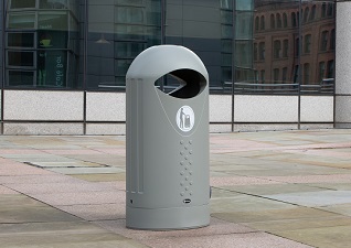 Poubelle urbaine Elipsa™ dans gris béton à un établissement de santé