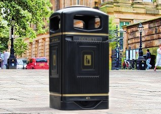 Poubelle urbaine Glasdon Jubilé™ 110 litres dans un rue fréquenté