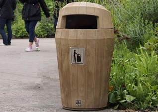 Poubelle urbaine Sherwood™ aspect bois avec couvercle
