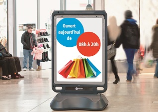 Stop trottoir Advocate™ panneau d’affichage sur pied à un commerce de détail