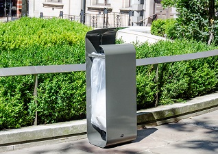 Support pour sac poubelle Vigipirate Ruban™ à l'extérieur d'un hôtel