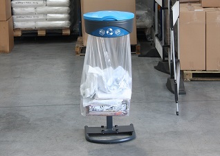 Support pour sac poubelle Orbis™ vigipirate pour journaux et magazines à l'intérieur d’une entreprise de service d'utilité publique