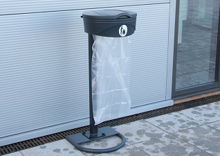 Support pour sac poubelle Orbis™ vigipirate avec couvercle, autoportant, d'un événement extérieur