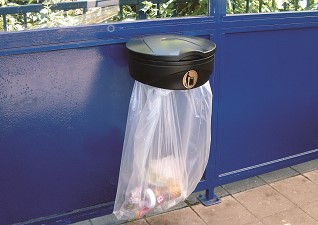 Support pour sac poubelle Orbis™ vigipirate à l'extérieur d'une station-service