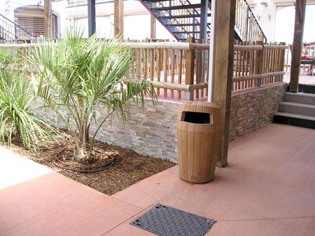 Poubelle Sherwood Urban avec couvercle au Les Mediterranees Beach Garden Camping
