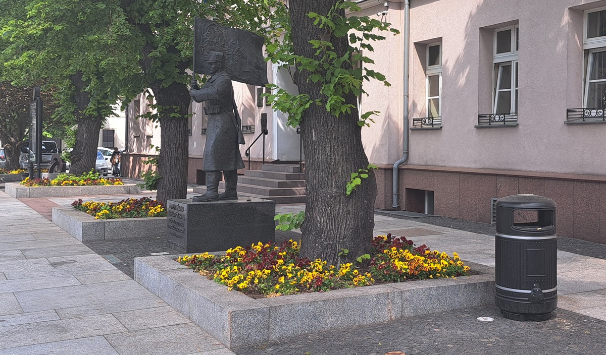 Glasdon Royale litter bin near a famous statue and plaza in the Polish heritage town of Wolsztyn