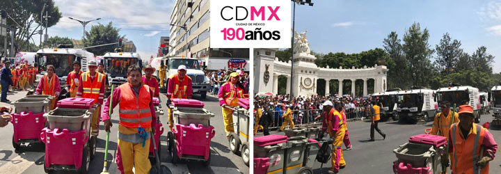 D&eacute;fil&eacute; de chariots de propret&eacute; doubles devant le Palais National de Mexico