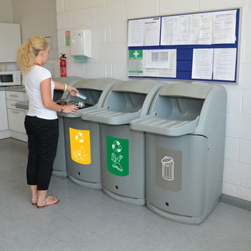 La Poubelle de tri s&eacute;lectif Combo&trade; dispose d&rsquo;un support pour plateaux int&eacute;gr&eacute; pour permettre aux clients de trier plus facilement leurs d&eacute;chets alimentaires et leurs emballages.