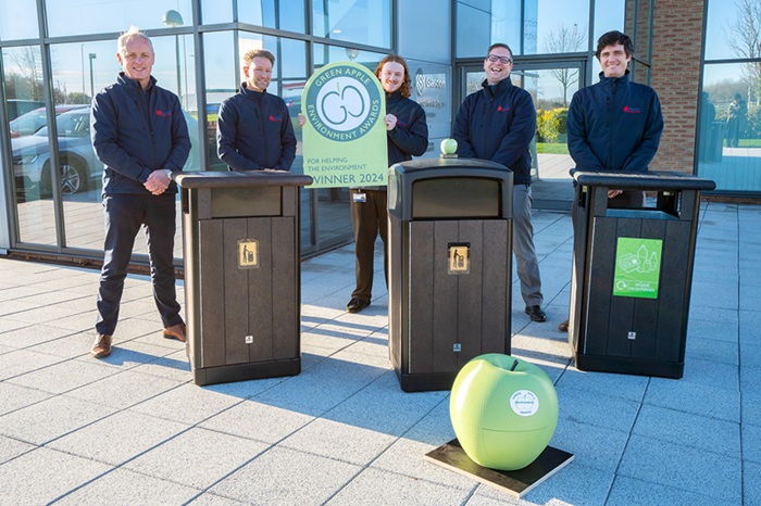 l’équipe de conception avec le prix green apple et les poubelles Origin™
