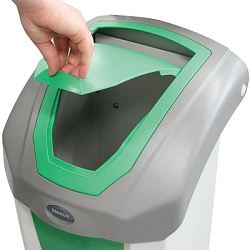 &agrave; l'aide du couvercle rabattable de la | corbeille de recyclage des d&eacute;chets alimentaires Nexus&reg; 30