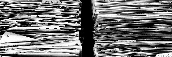 Deux immenses piles de papier