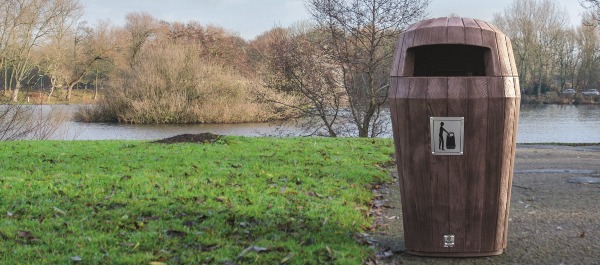 La poubelle urbaine Sherwood s'intègre parfaitement dans les espaces naturels.