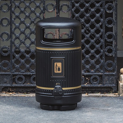 Poubelle noire de style classique devant les portails publics