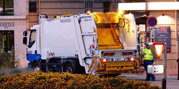 Un camion poubelle ramassant des d&eacute;chets r&eacute;siduels