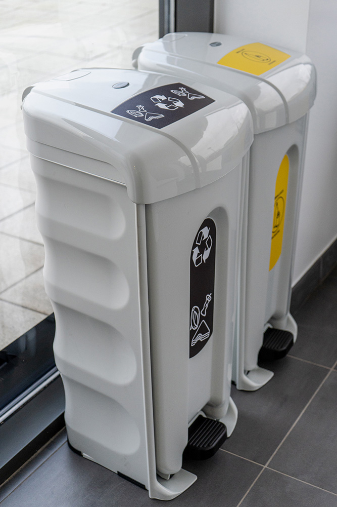 Nexus&reg; Shuttle Corbeille &agrave; p&eacute;dale disponible avec ouverture sup&eacute;rieure personnalis&eacute;e et des pictogrammes panneau avant 