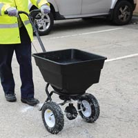 &Eacute;pandeur &agrave; sel manuel Icemaster 50&trade; - &eacute;pandage de sel sur un parking